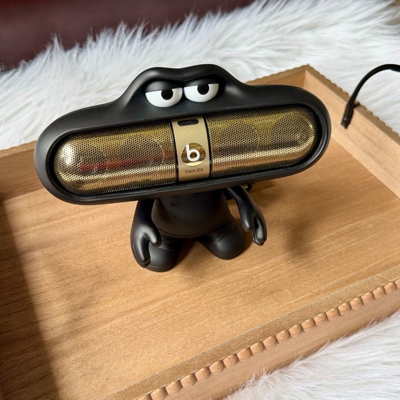 Beats by Dre Pill 2.0 Bluetooth Speaker Limited Edition & Black Character Stand - Picture 16 of 16